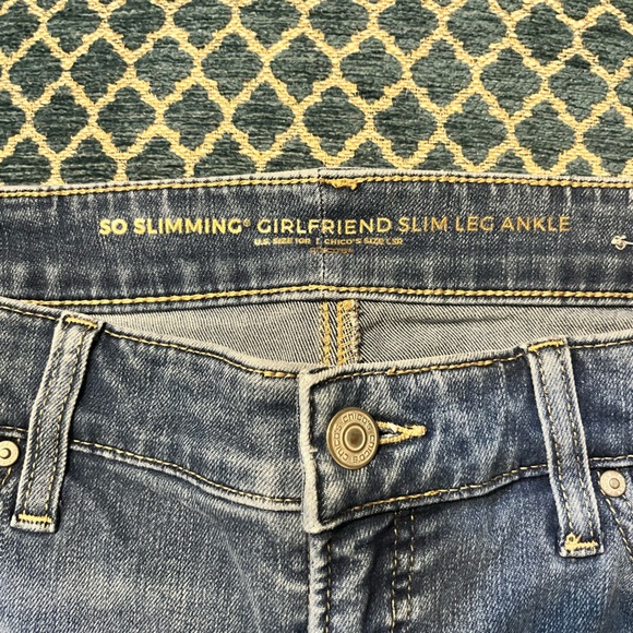 Distressed Chico’s size 10 ankle jeans - Picture 2 of 4